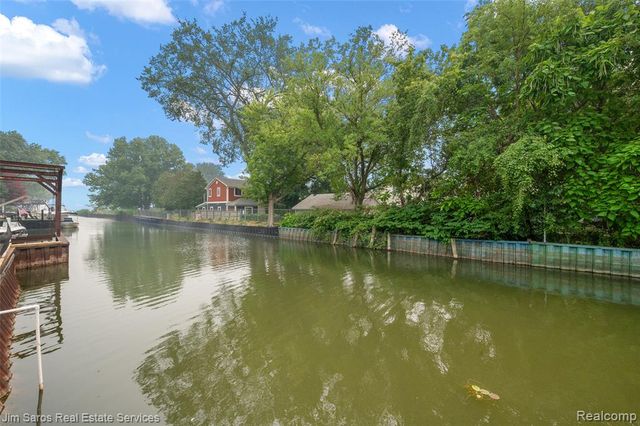 22510 Ardmore Park Drive, Saint Clair Shores, MI 48081