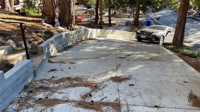 521 Grass Valley Road, Lake Arrowhead, CA 92352
