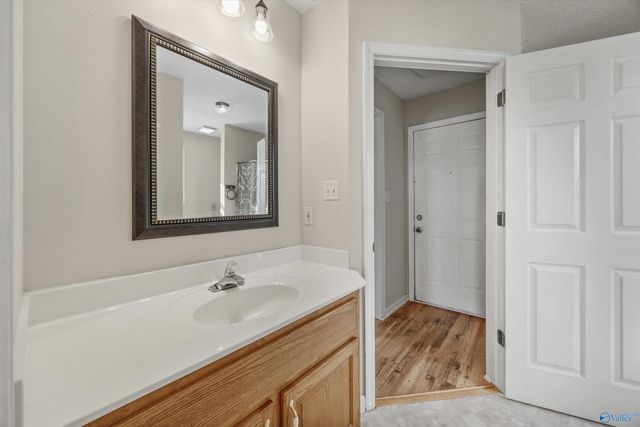 27595 South Road, Athens, AL 35613