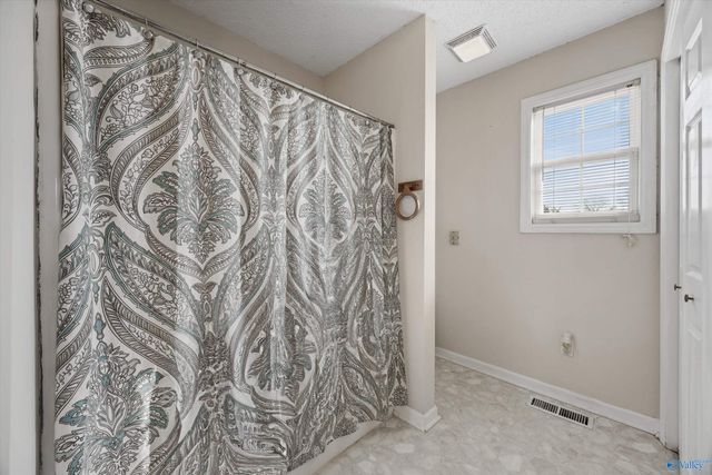 27595 South Road, Athens, AL 35613