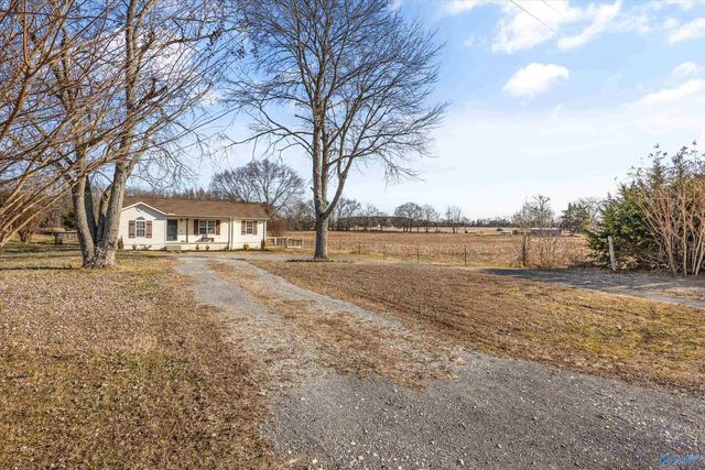 27595 South Road, Athens, AL 35613