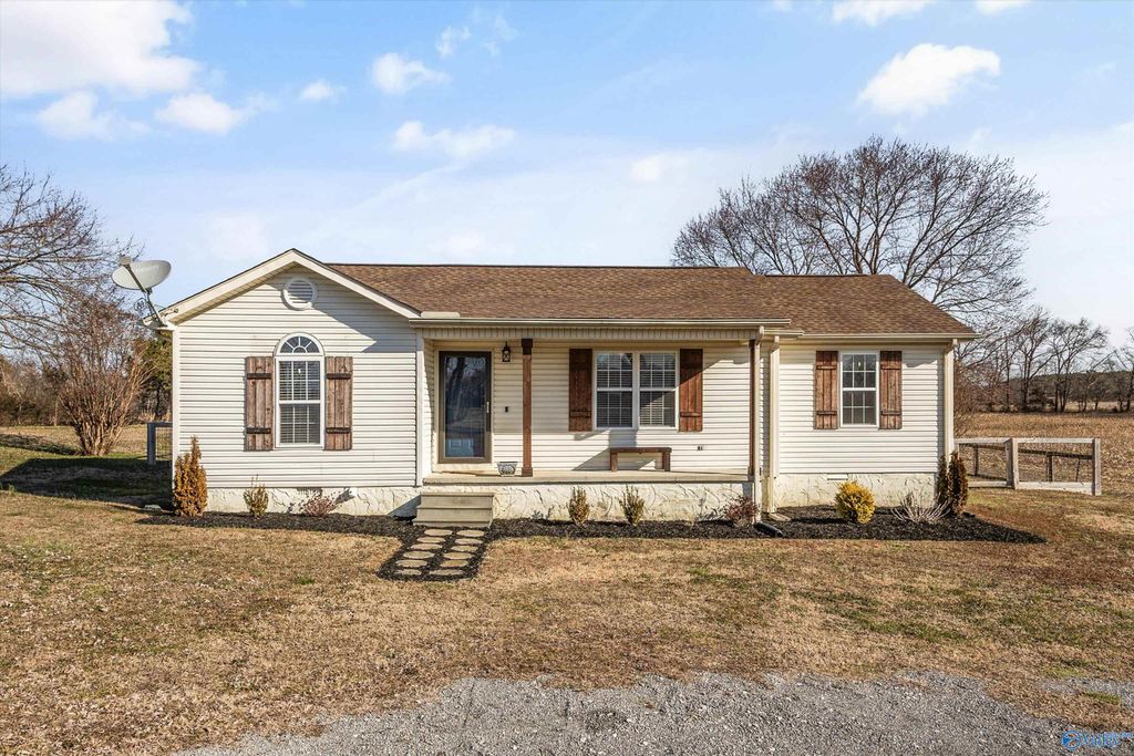 27595 South Road, Athens, AL 35613