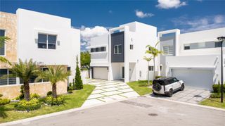 10381 NW 67th Terrace, Doral, FL 33178