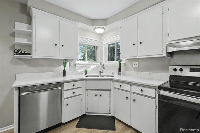 24936 Elmira, Redford, MI 48239