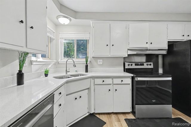 24936 Elmira, Redford, MI 48239