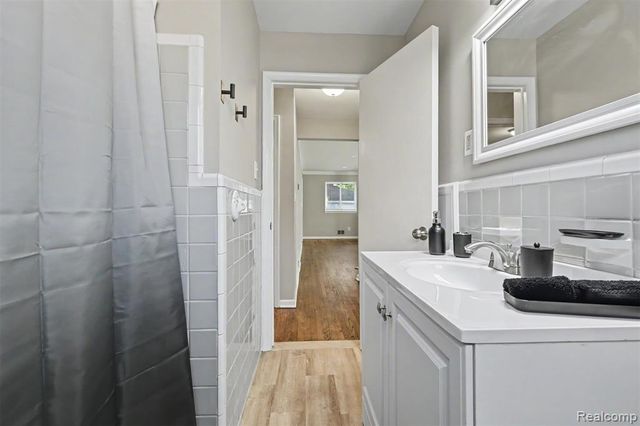 24936 Elmira, Redford, MI 48239
