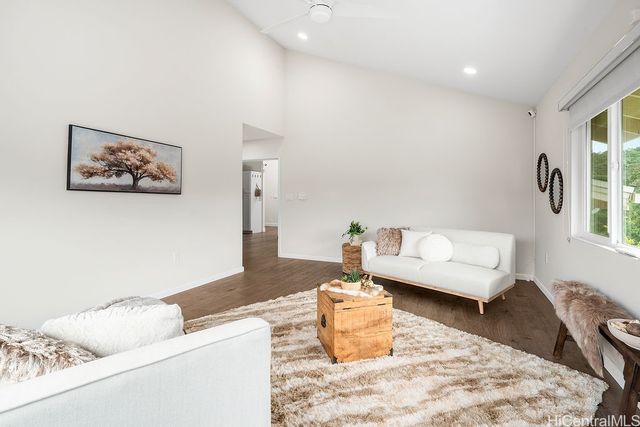 98-2033 Pahiolo Street, Aiea, HI 96701