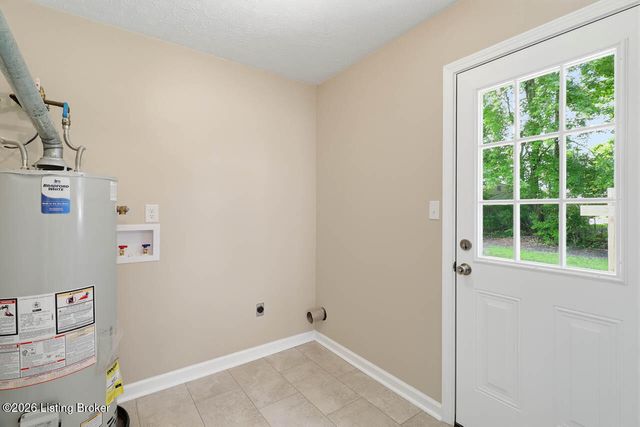 8410 Silver Fox Rd, Louisville, KY 40291