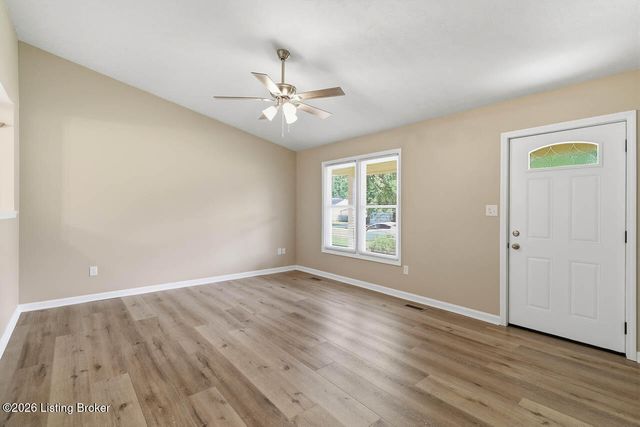 8410 Silver Fox Rd, Louisville, KY 40291