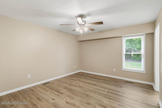 8410 Silver Fox Rd, Louisville, KY 40291