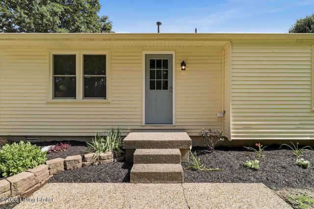 8410 Silver Fox Rd, Louisville, KY 40291