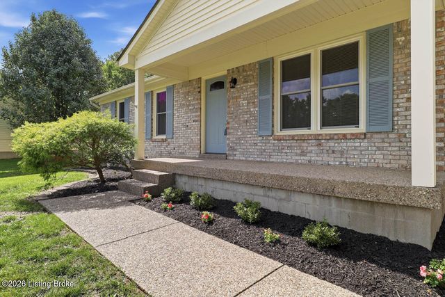 8410 Silver Fox Rd, Louisville, KY 40291
