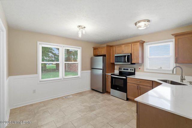 8410 Silver Fox Rd, Louisville, KY 40291