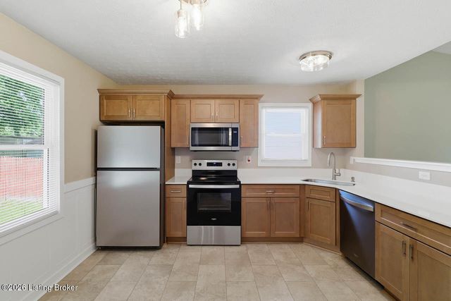 8410 Silver Fox Rd, Louisville, KY 40291