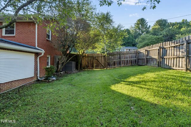 1715 Mcclellan Drive, Johnson City, TN 37604