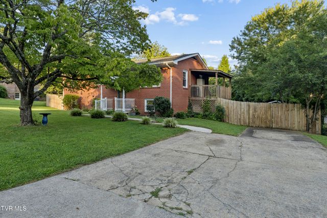 1715 Mcclellan Drive, Johnson City, TN 37604