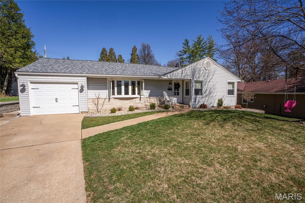 429 Forest Green Drive, St Louis, MO 63119