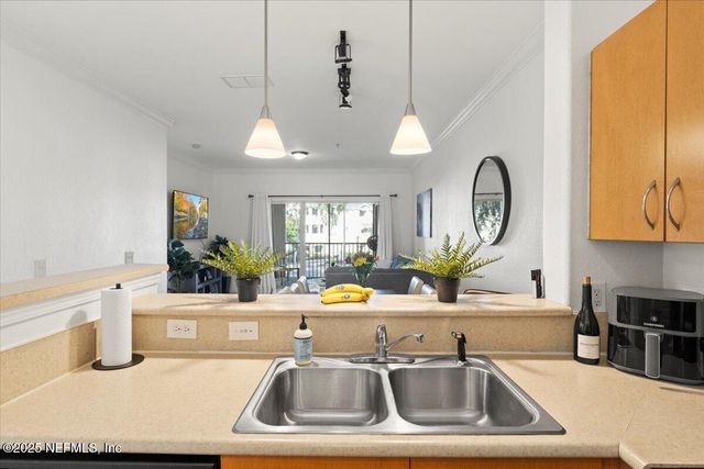 8290 GATE Parkway 123, Jacksonville, FL 32216