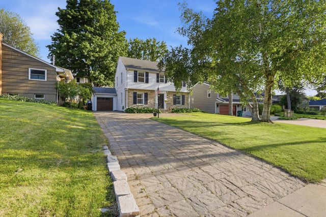 5225 Interlachen Boulevard, Edina, MN 55436