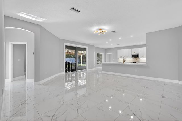 8 Barkley Lane, Palm Coast, FL 32137