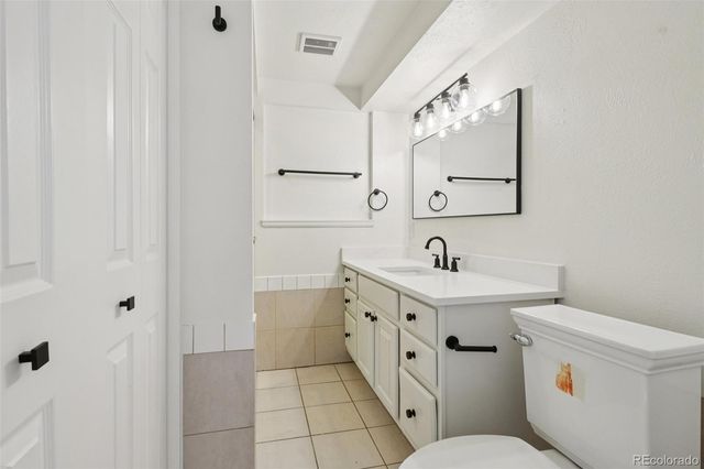 1084 S Parfet Court, Lakewood, CO 80226