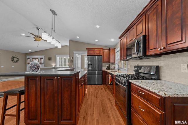 2720 KENNEDY Drive, East Moline, IL 61244