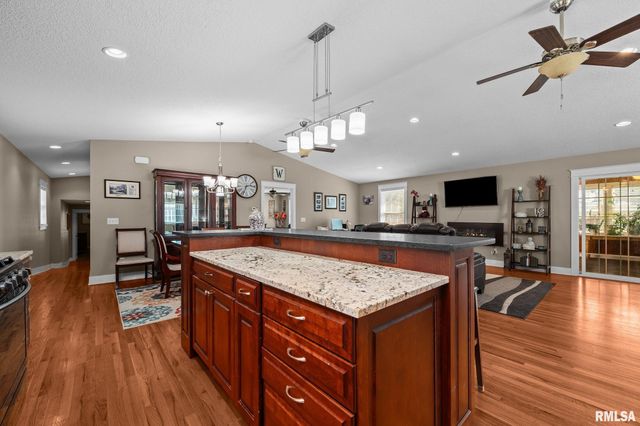 2720 KENNEDY Drive, East Moline, IL 61244