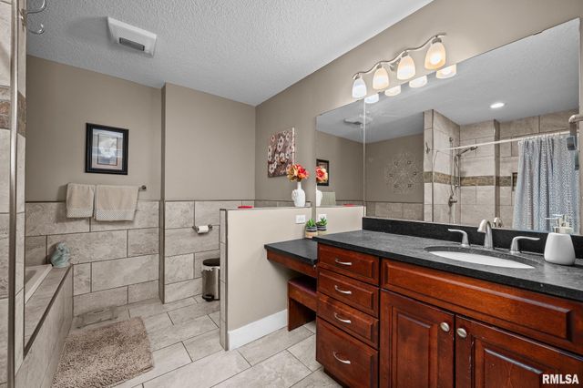 2720 KENNEDY Drive, East Moline, IL 61244