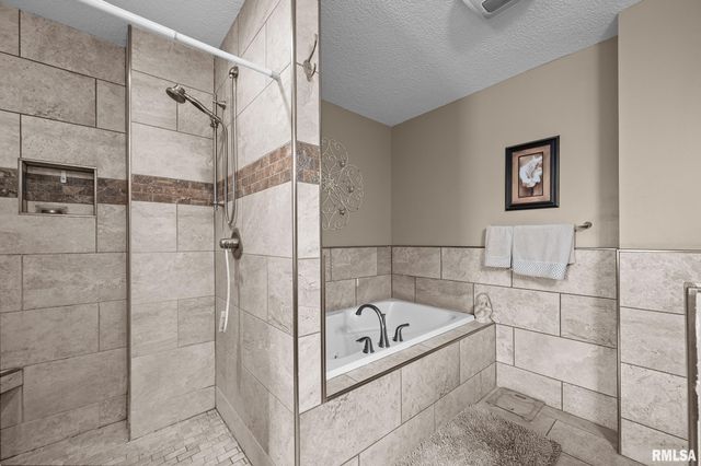 2720 KENNEDY Drive, East Moline, IL 61244