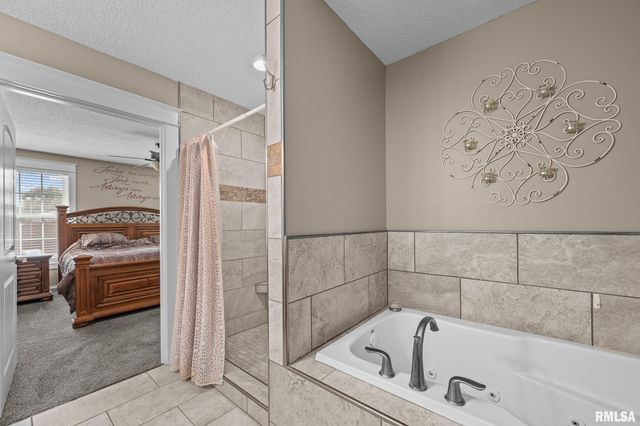 2720 KENNEDY Drive, East Moline, IL 61244