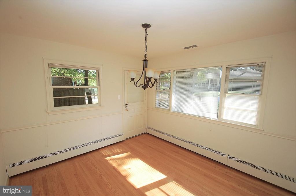 Image 4 of property listing at 4106 N RICHMOND ST, Arlington, VA 22207