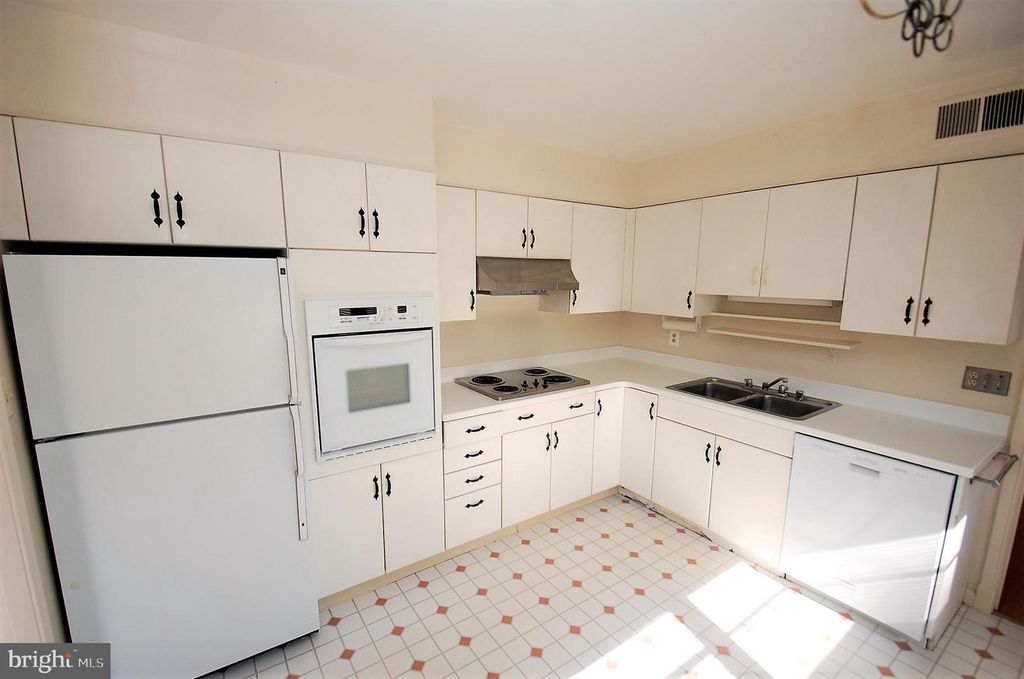 Image 5 of property listing at 4106 N RICHMOND ST, Arlington, VA 22207