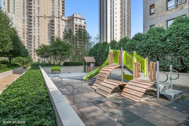 2550 N Lakeview Avenue N2203, Chicago, IL 60614