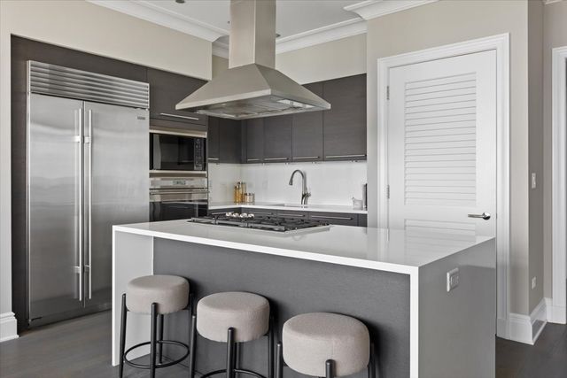 2550 N Lakeview Avenue N2203, Chicago, IL 60614