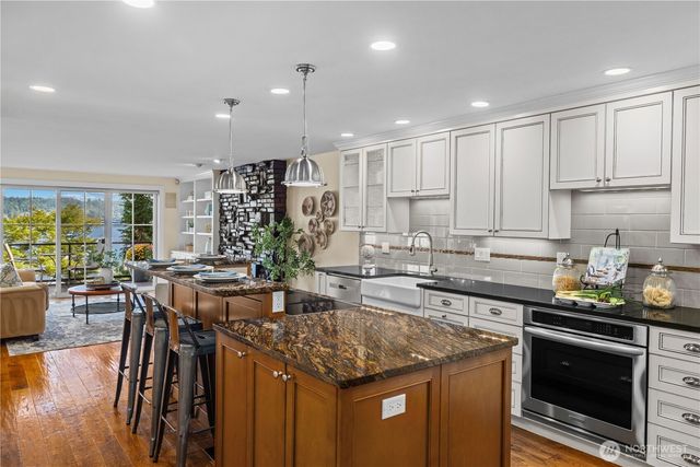 528 W Lake Sammamish Parkway SE, Bellevue, WA 98008