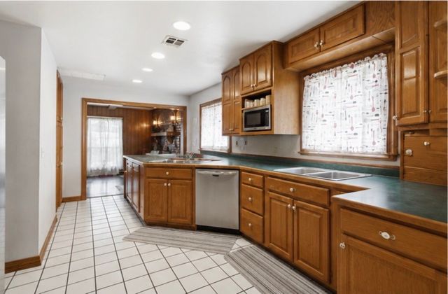 8221 E 35th Street, Tulsa, OK 74145