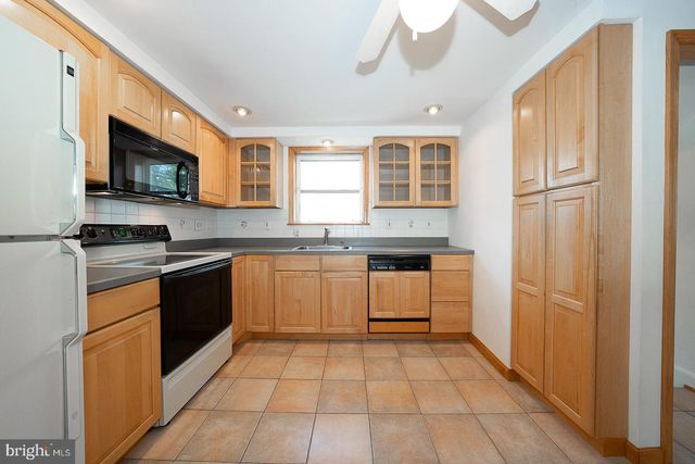 410 W GRAYS AVE, Glenolden, PA 19036