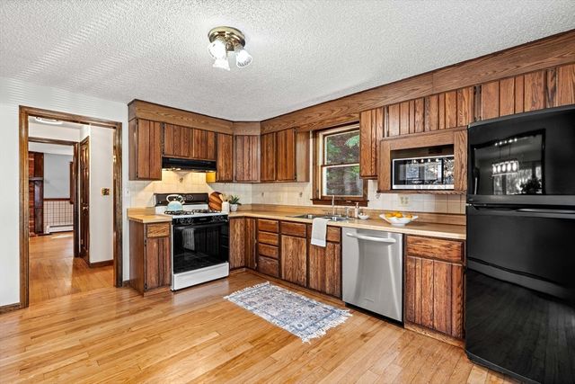 89 W Meadow Rd, Lowell, MA 01854