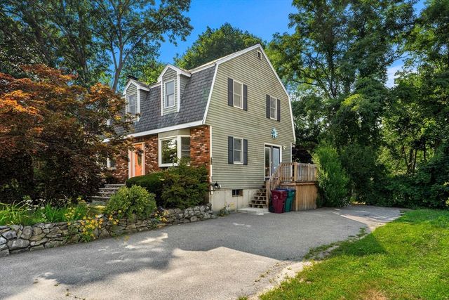 89 W Meadow Rd, Lowell, MA 01854