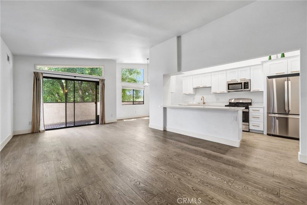 5805 Whitsett Avenue 201, Valley Village, CA 91607 — photo 2