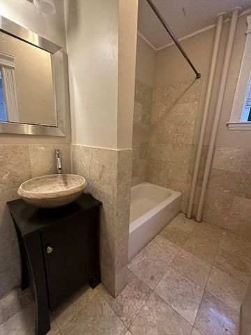 31 Queensberry St. 6, Boston, MA 02215