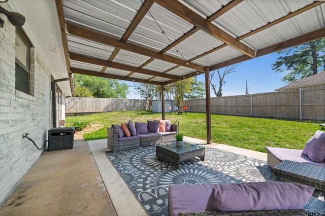 10801 Harvest Wood Dr, Tyler, TX 75703