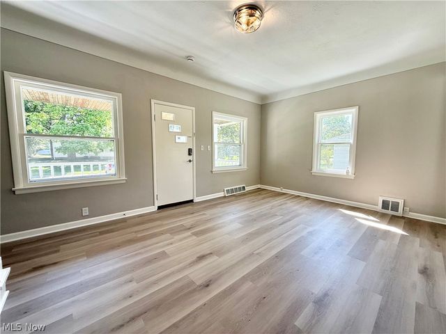 41 Dewhurst Avenue, Bedford, OH 44146