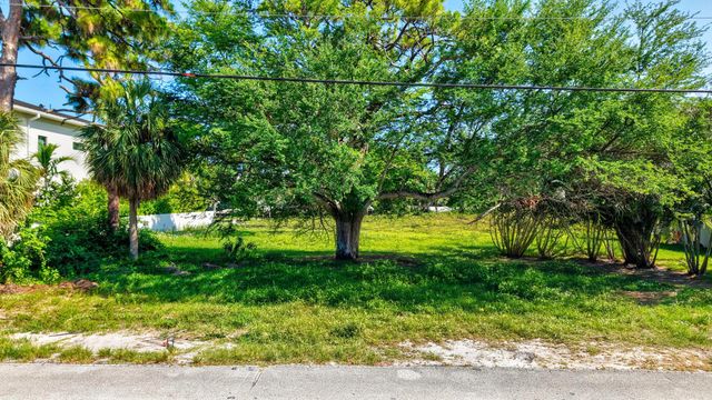 442 E Royal Palm Road, Boca Raton, FL 33432
