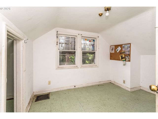 4921 Se GLENWOOD St, Portland, OR 97206