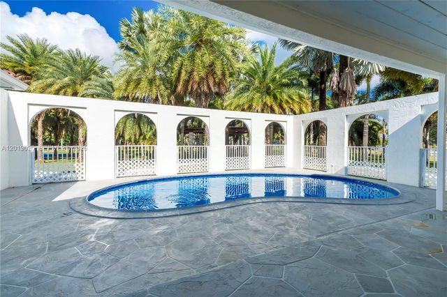 18201 SW 70th Pl, Southwest Ranches, FL 33331