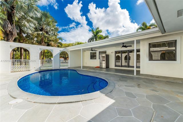 18201 SW 70th Pl, Southwest Ranches, FL 33331