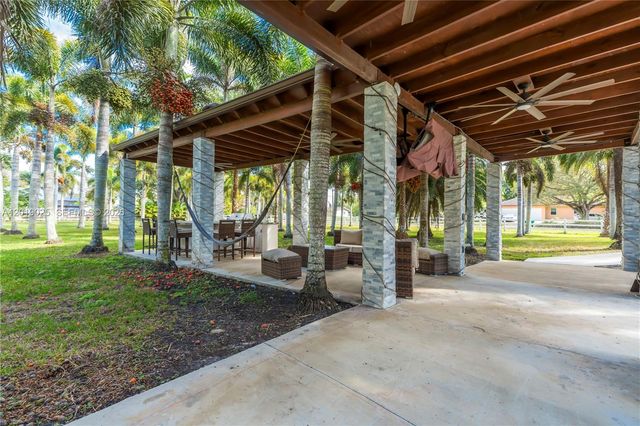 18201 SW 70th Pl, Southwest Ranches, FL 33331