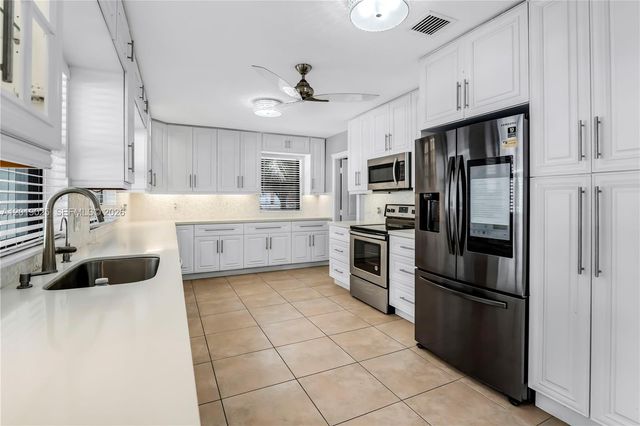 18201 SW 70th Pl, Southwest Ranches, FL 33331