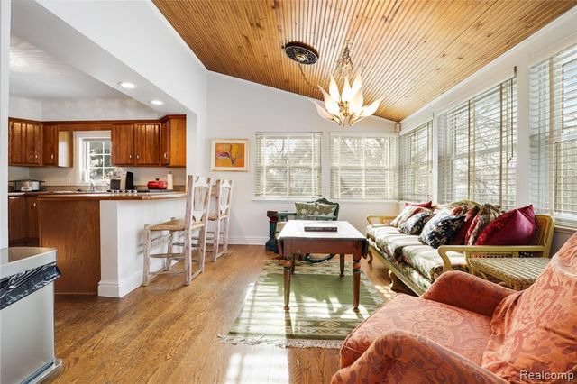2052 S Dye Road, Flint, MI 48532